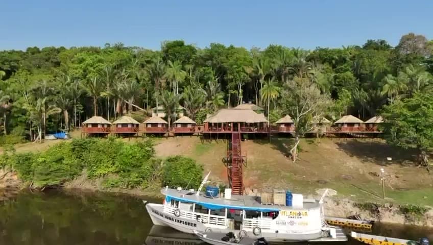 Camaiu Lodge and a boat on the river
